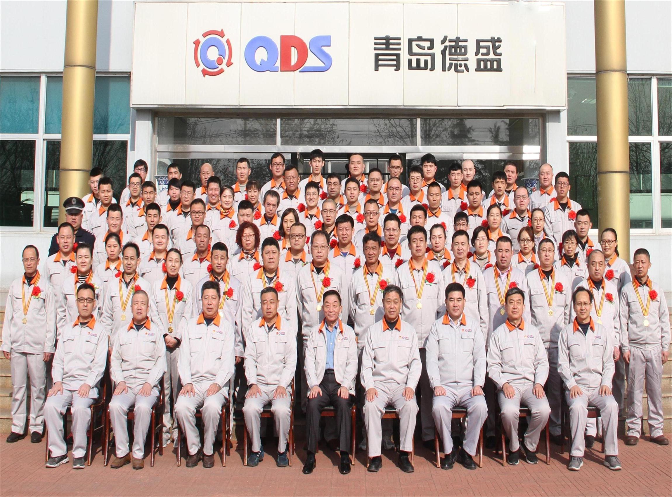 董事長(zhǎng)孫佩璋及全體高管與獲獎(jiǎng)員工、榮獲獎(jiǎng)牌員工合影